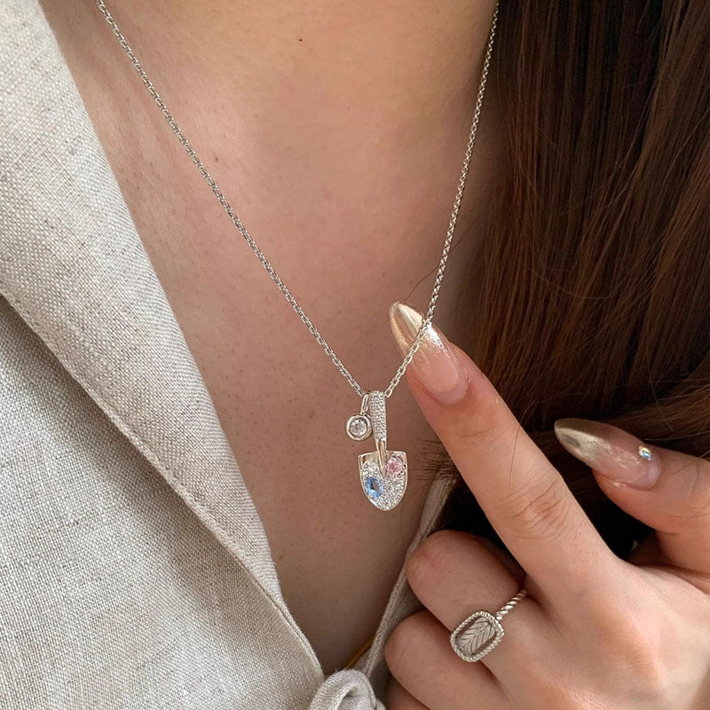Inlaid Gradient Rhinestone Shovel Necklace – Sparkling Statement Design