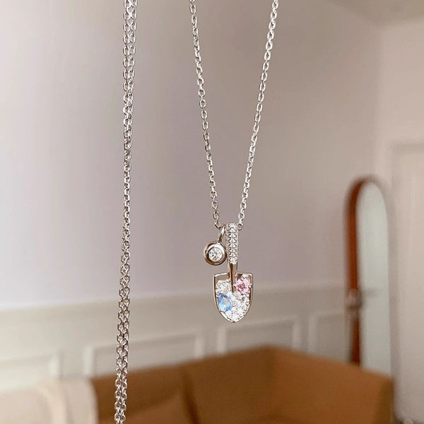 Inlaid Gradient Rhinestone Shovel Necklace – Sparkling Statement Design