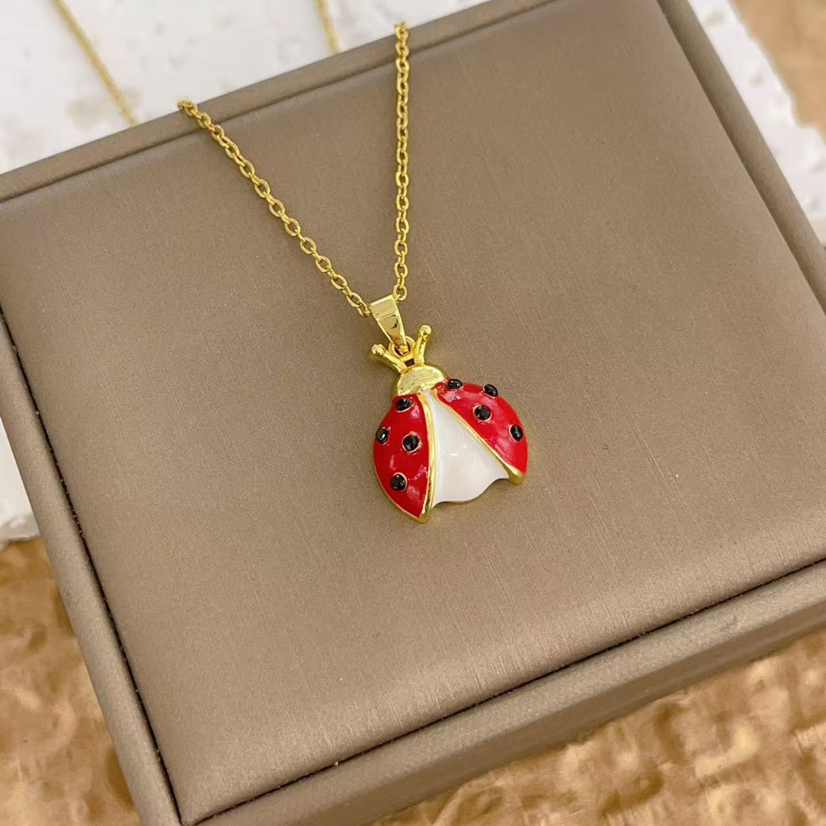 Cartoon Ladybug Pendant Necklace – Seven-Spotted Beetle Personality Design